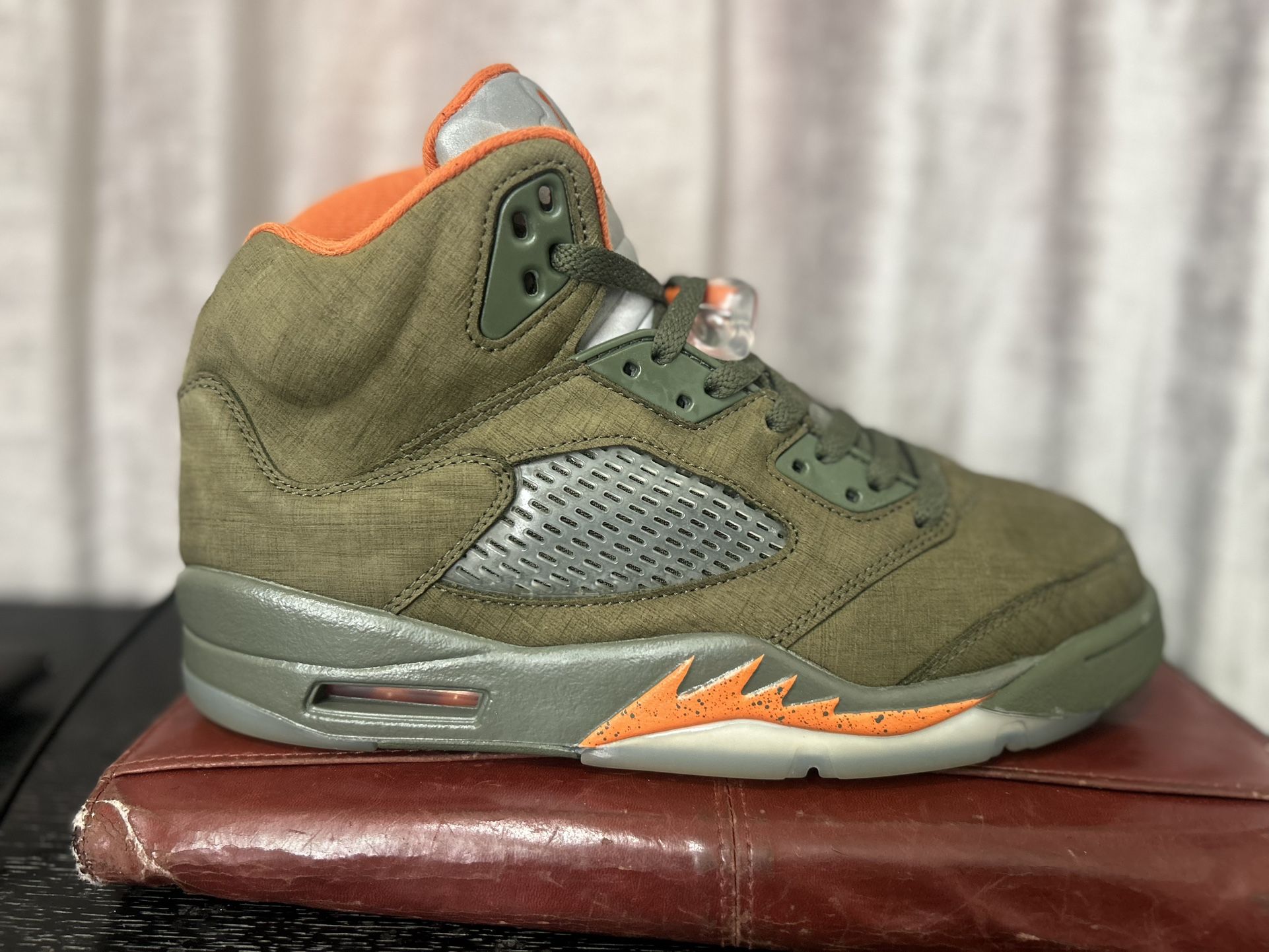 Air Jordan 5s Size 10m. 100$ Obo