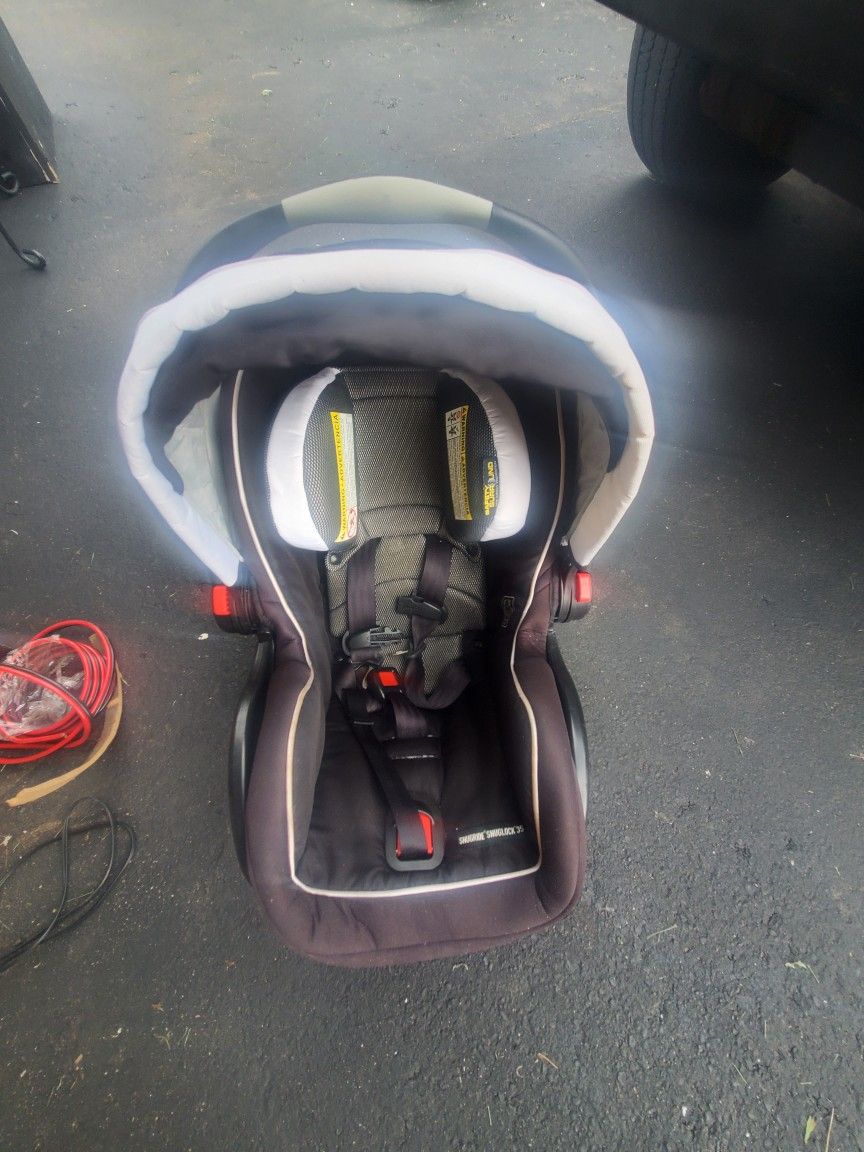 Car Seat Not Expired / Base