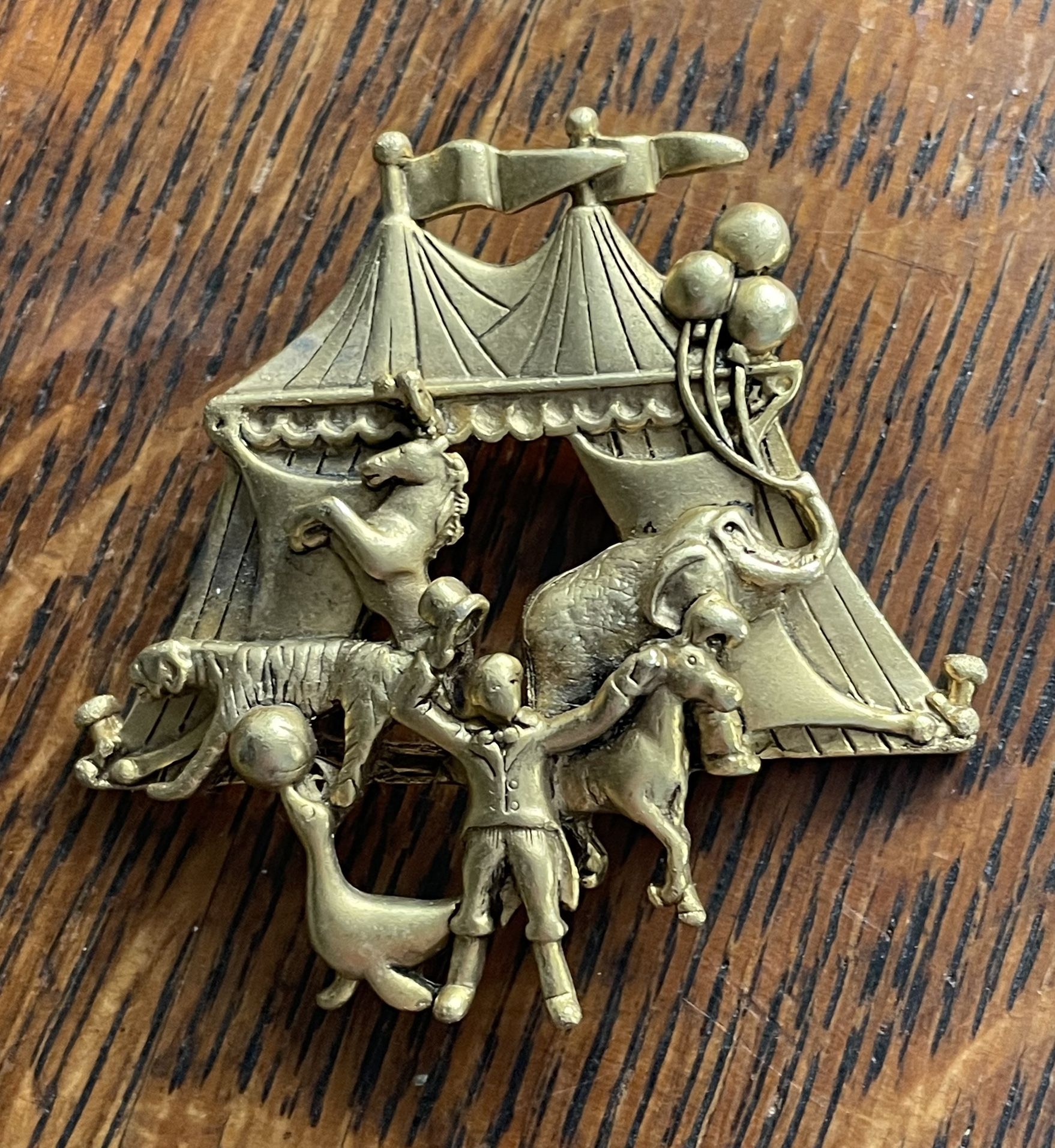Vintage 1980s GOLD TONE CIRCUS TENT BROOCH/PIN-Big Top Tent & Animals-AJC