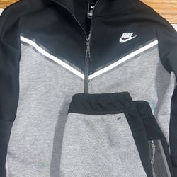 Nike Tech Set Grey And Black Sz Medium 