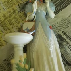 AVON**THE 1998 Mrs. P.F.E. ALBEE Award**Porcelain Figurine*FULL SIZE

