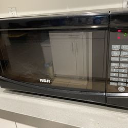 RCA Countertop Microwave — 700 W — Black