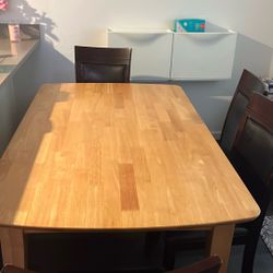Dining Table with Chairs – Excellent Condition 