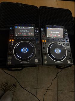 2 CDJ 3000s