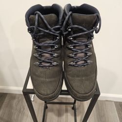 Men’s Timberland mid hiking boots in navy blue suede.
Size US 7.5 (EU 41).
Pre-owned in good condition with light signs of wear. Suede looks great, so