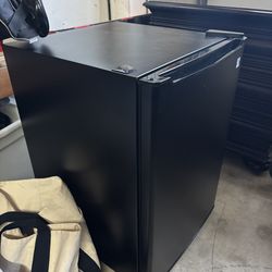 Mini fridge 2.5 cubic feet