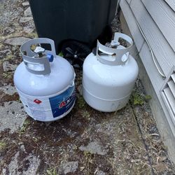Propane tank ( 1 FULL And 1 Empty)