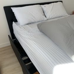 Bed With 4-Drawer Storage