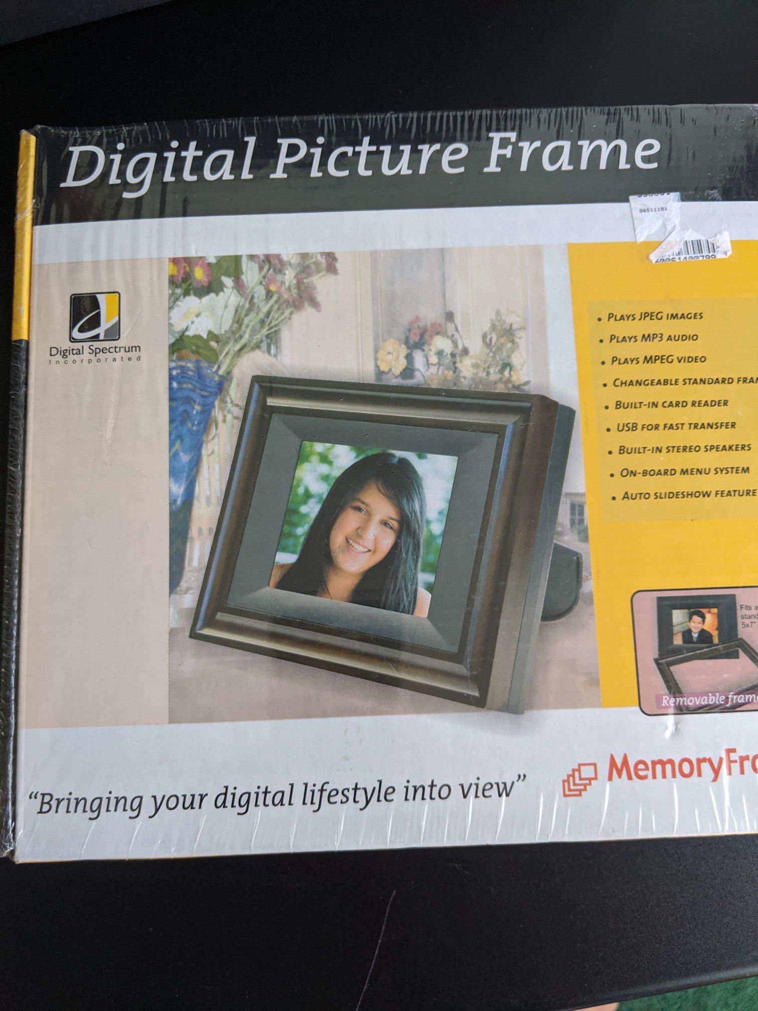 Digital Spectrum Digital Picture Frame 5x7 From Year 2006 Box & Booklet