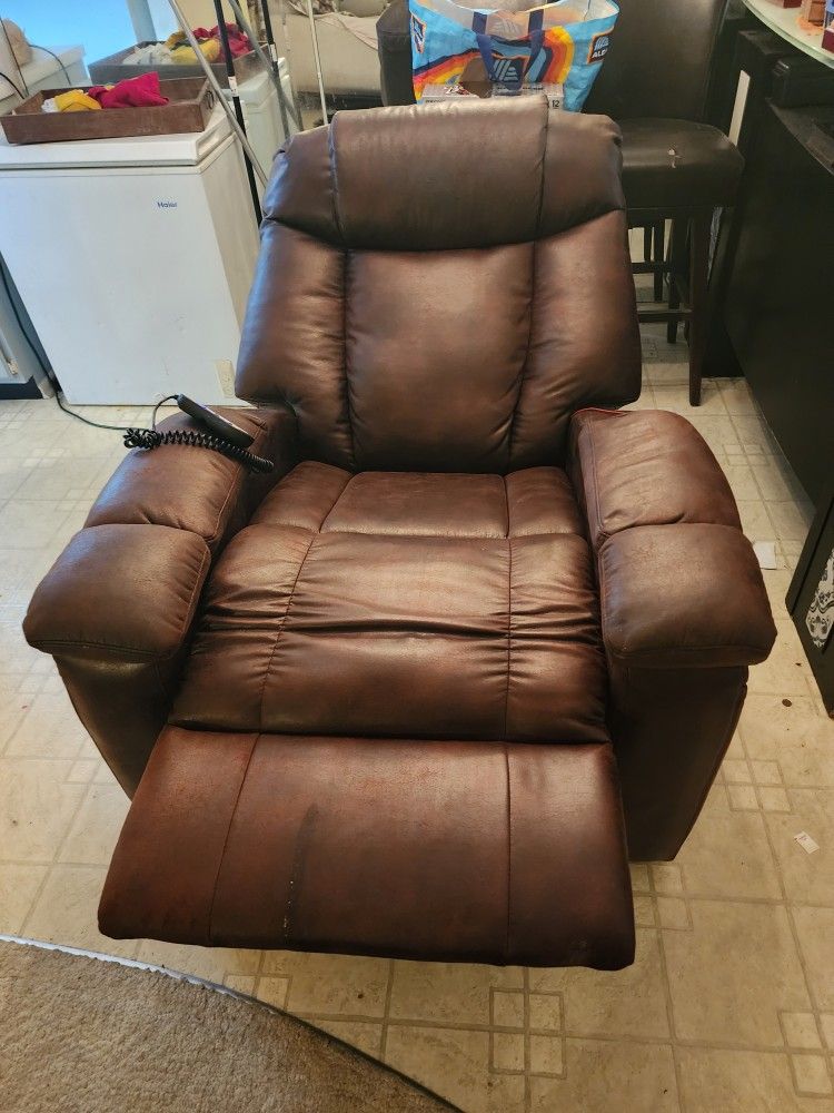 ELECTRIC LEATHER RECLINER. WITH REMOTE & Heat Control . Origin $1600. For sale $500. Great cond.