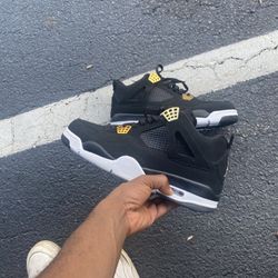 Jordan 4 Royalty