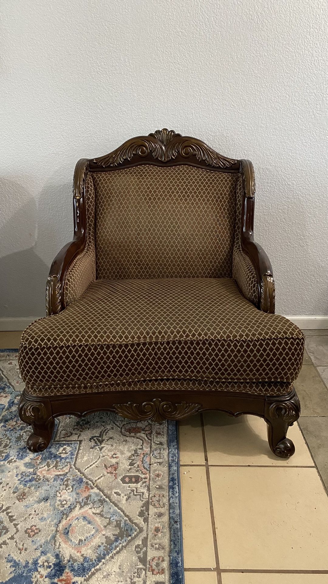 Elegant Vintage Accent Chair – Solid Wood Frame & Plush Upholstery