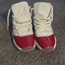 Jordan 11 Size 7 Y (8.5 W)
