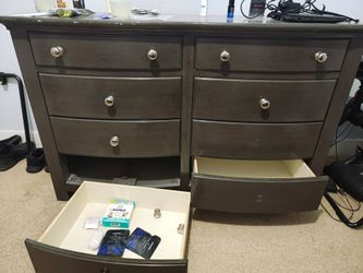 8-drawer Dresser