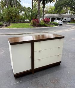 BEDROOM DRESSER  WITHOUT MIRROR 3 DRAWERS AND SHELVES WHITE AN BROWN COLOR IN GREAT CONDITION