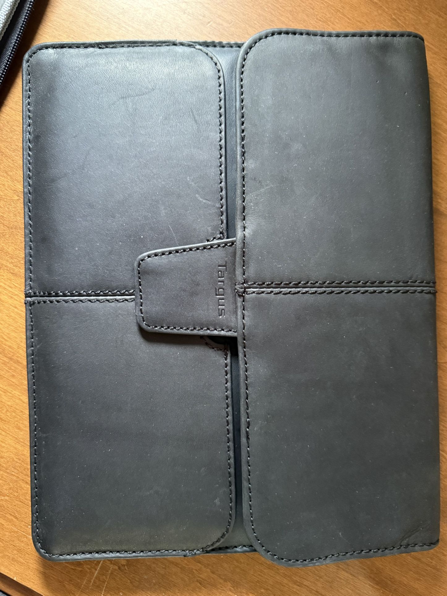 New In Box Targas Hughes Leather Potfolio Laptop iPad Protective Case Interior 8” X 10” Black