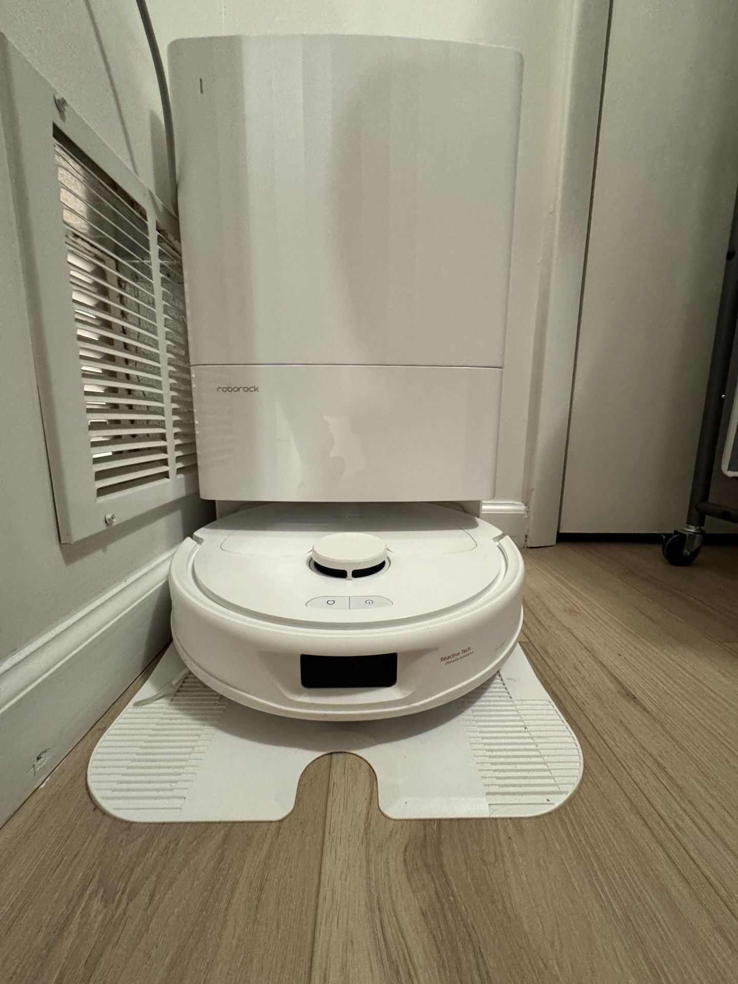 Great Condition! Roborock QX Revo Robot Vacuum and Mop with Multifunctional Dock