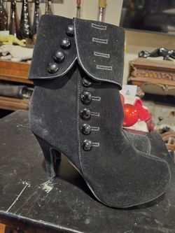 Black Suede Boots Size 8 COMFY!
