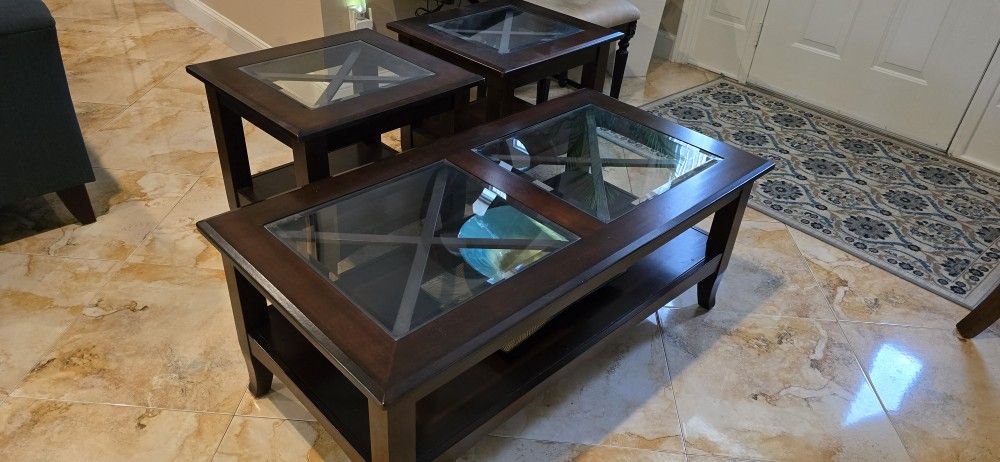 Coffee table and matching two end tables 3pc Set