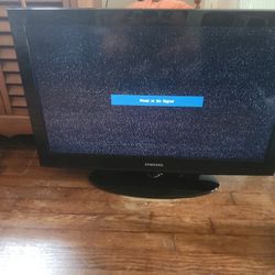 32" TV  w/Remote