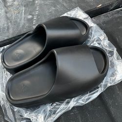 YEEZY SLIDES 9.5 