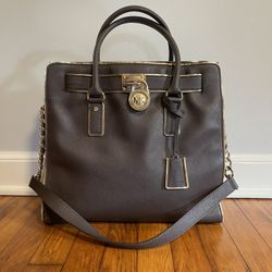 Beautiful Michael Kors Leather Crossbody Handbag 
