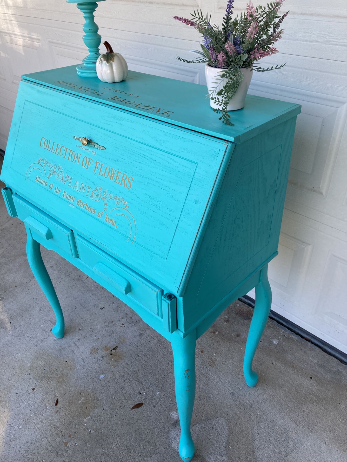 Pretty Desk For  Small Space 