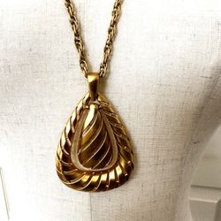 Vintage Trifari Matinee Length Gold Tone Teardrop Pendant Necklace 
