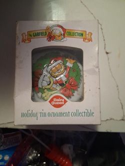 Vintage Garfield Holiday Tin Ornament – Dairy Queen Collectible
This collectible ornament features Garfield in a Santa outfit, originally distributed 