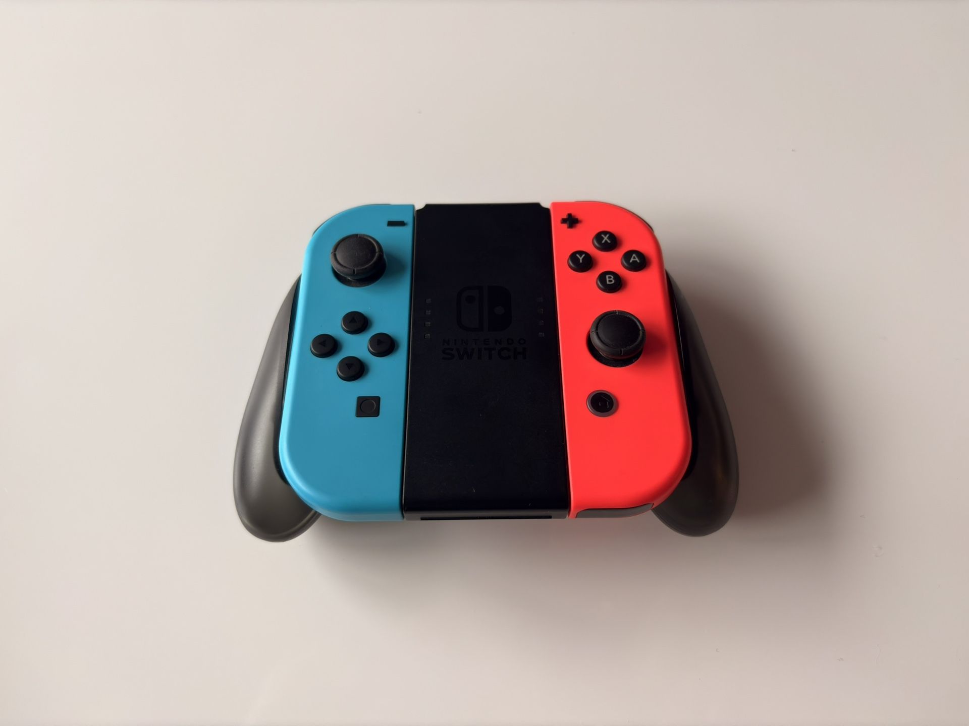 Switch JoyCons + Charging Grip