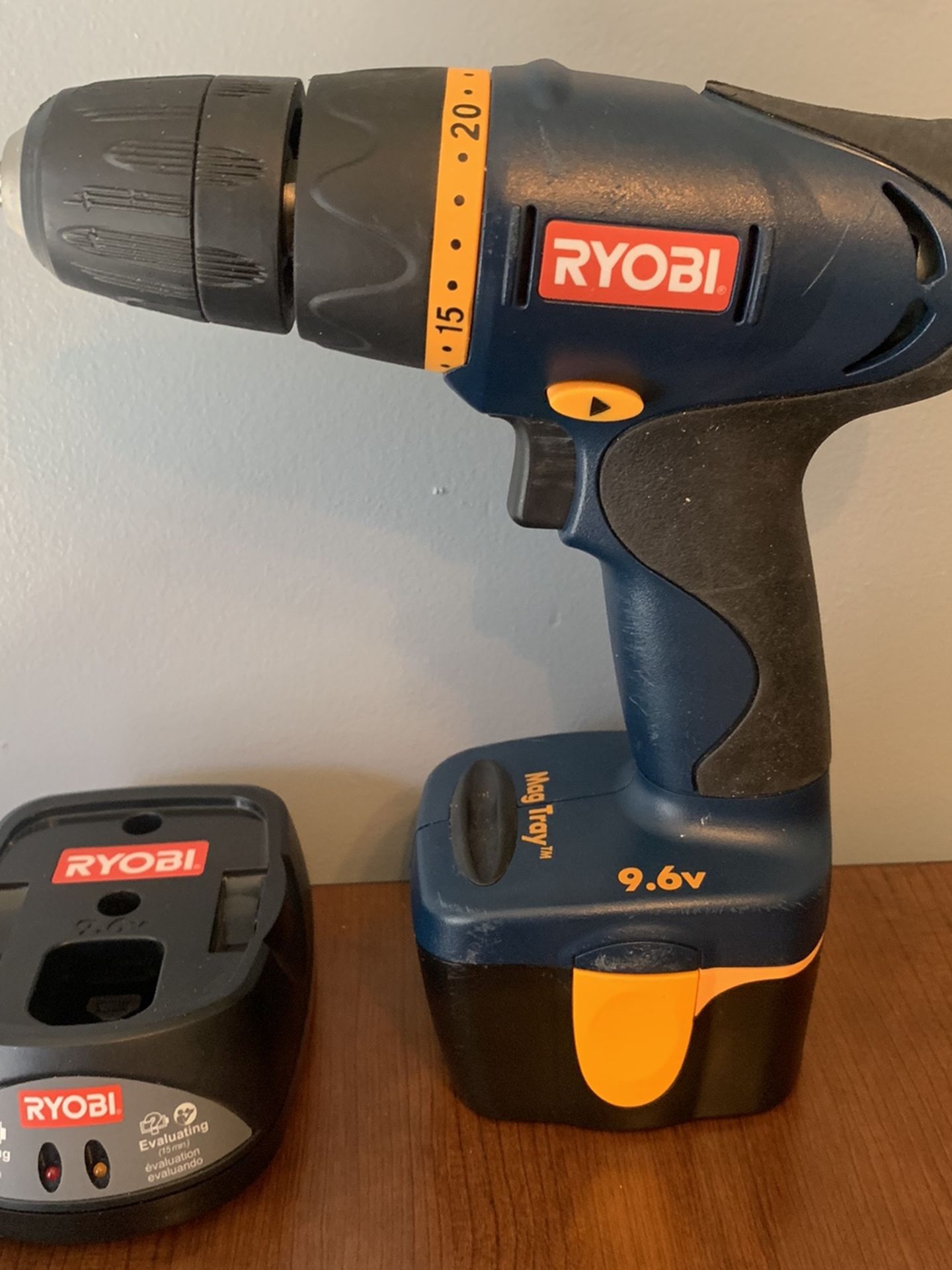 RYOBI DRILL WITH BATTERY AND CHARGER