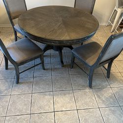 Round Kitchen Table And 4 chairs 