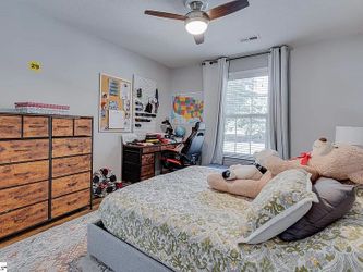 Queen bed room