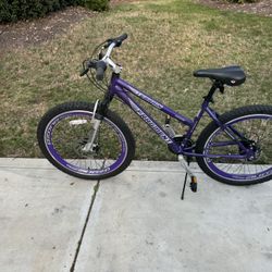 Like NEW 26” mountain bike   w/ front disc brake & 21 speeds In Great Working Condition!
