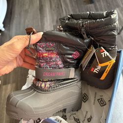 New with tags girls snow boots size 9