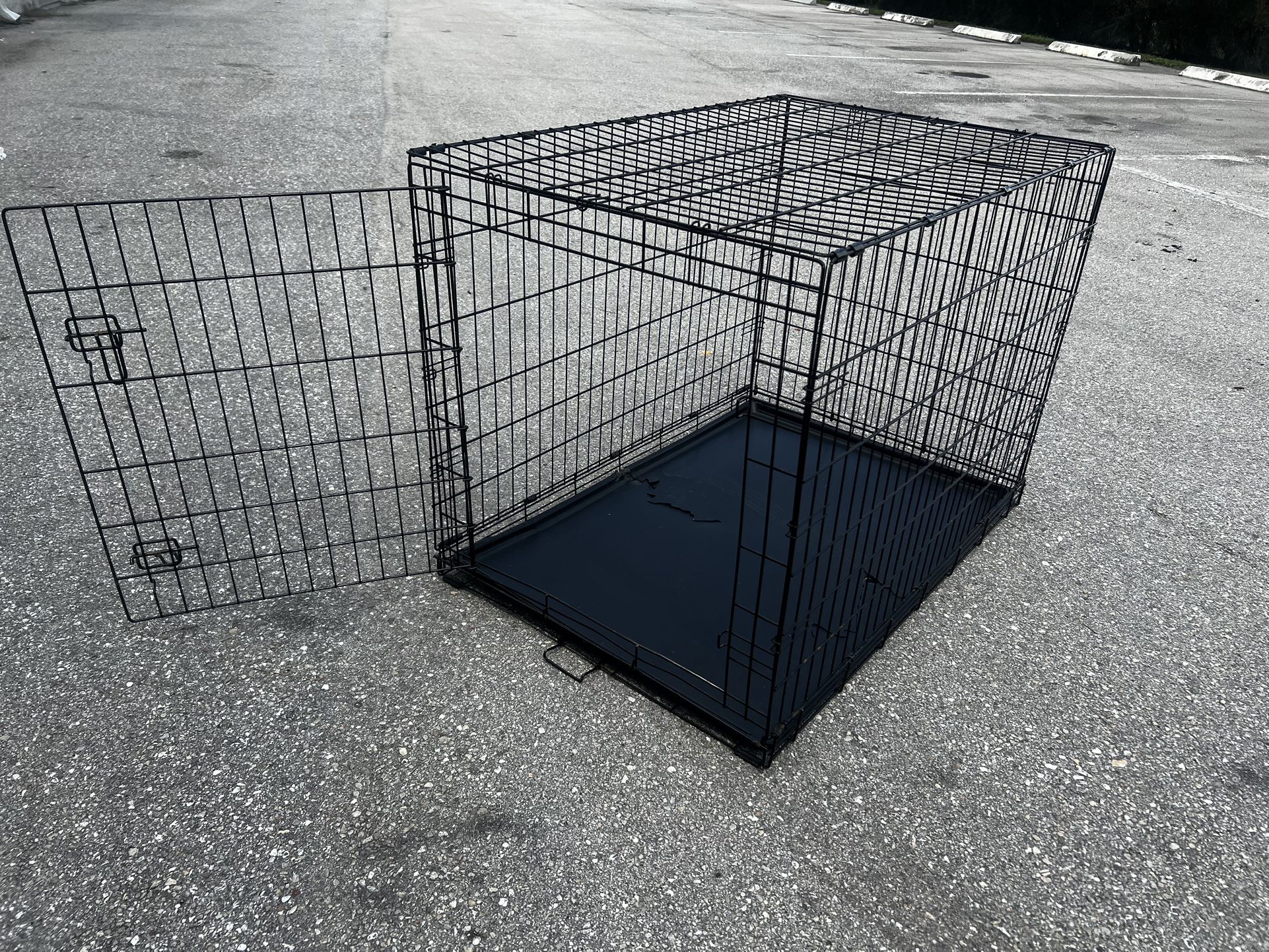 42x28x31in Extra Large Black Metal Single Door Dog Pet Animal Cage Containment Crate! Tray has some cracks. Great for dogs 70-90lbs