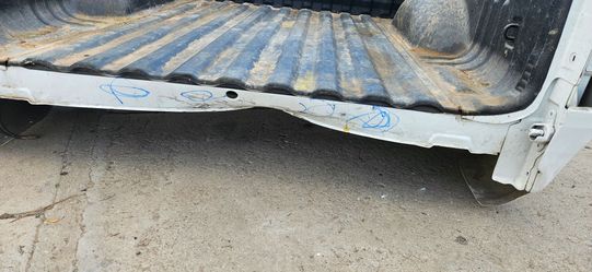 Chevy Colorado Short Bed 5.2 box OEM