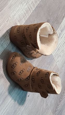 15 REDUCED, Girl toddler Ugg size 7