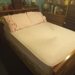 Full Size Oak Bedroom Set (Sorry About The Lighting)