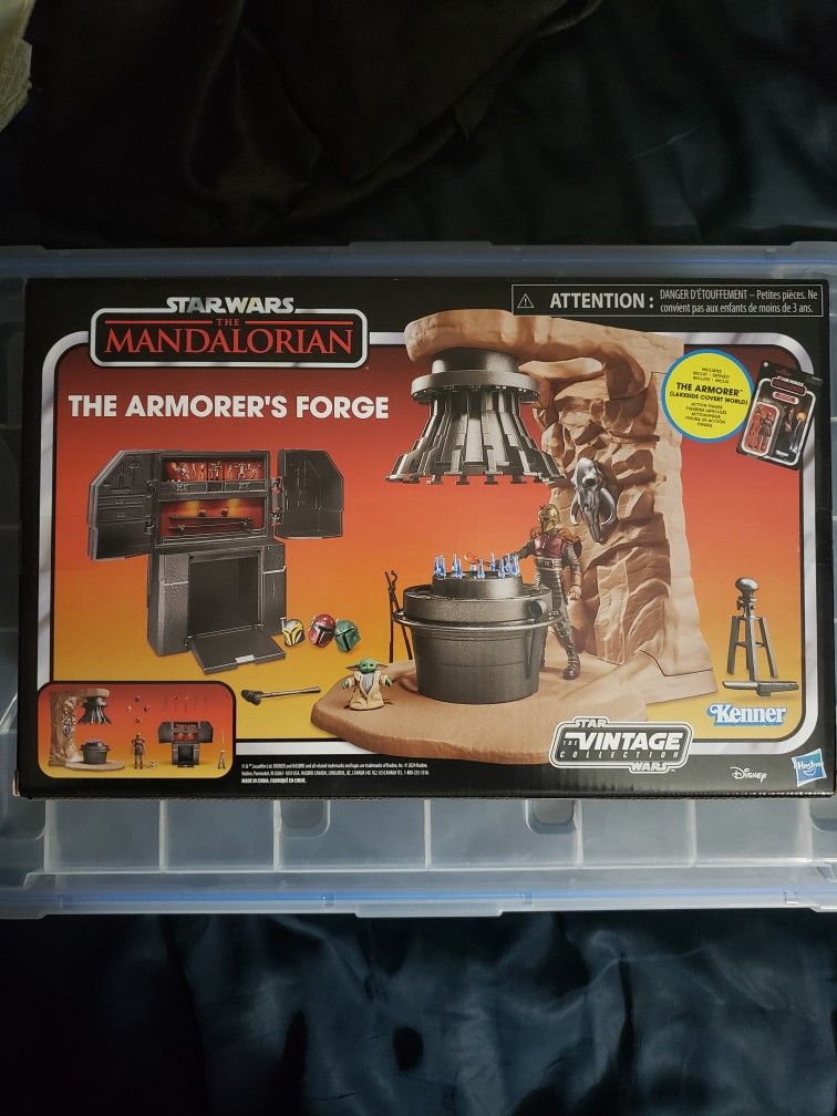 Star Wars Vintage Collection The Mandalorian The Armorer's Forge Playset with Carded Figure