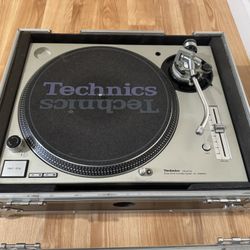 Technics SL1200 MK5 with RoadReady case