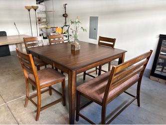 BEAUTIFUL 6pc DINING TABLE SET!