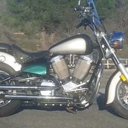 2001 VICTORY 1500 w 15k MILES