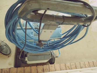 Maytronics dolphin M400 pool cleaner
