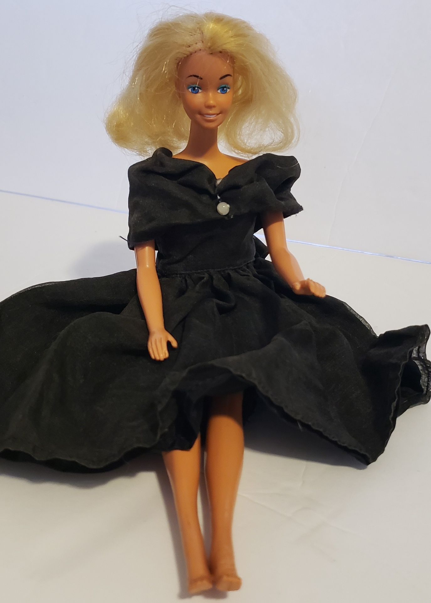 Vintage Barbie with Ponytail Case & Clothing