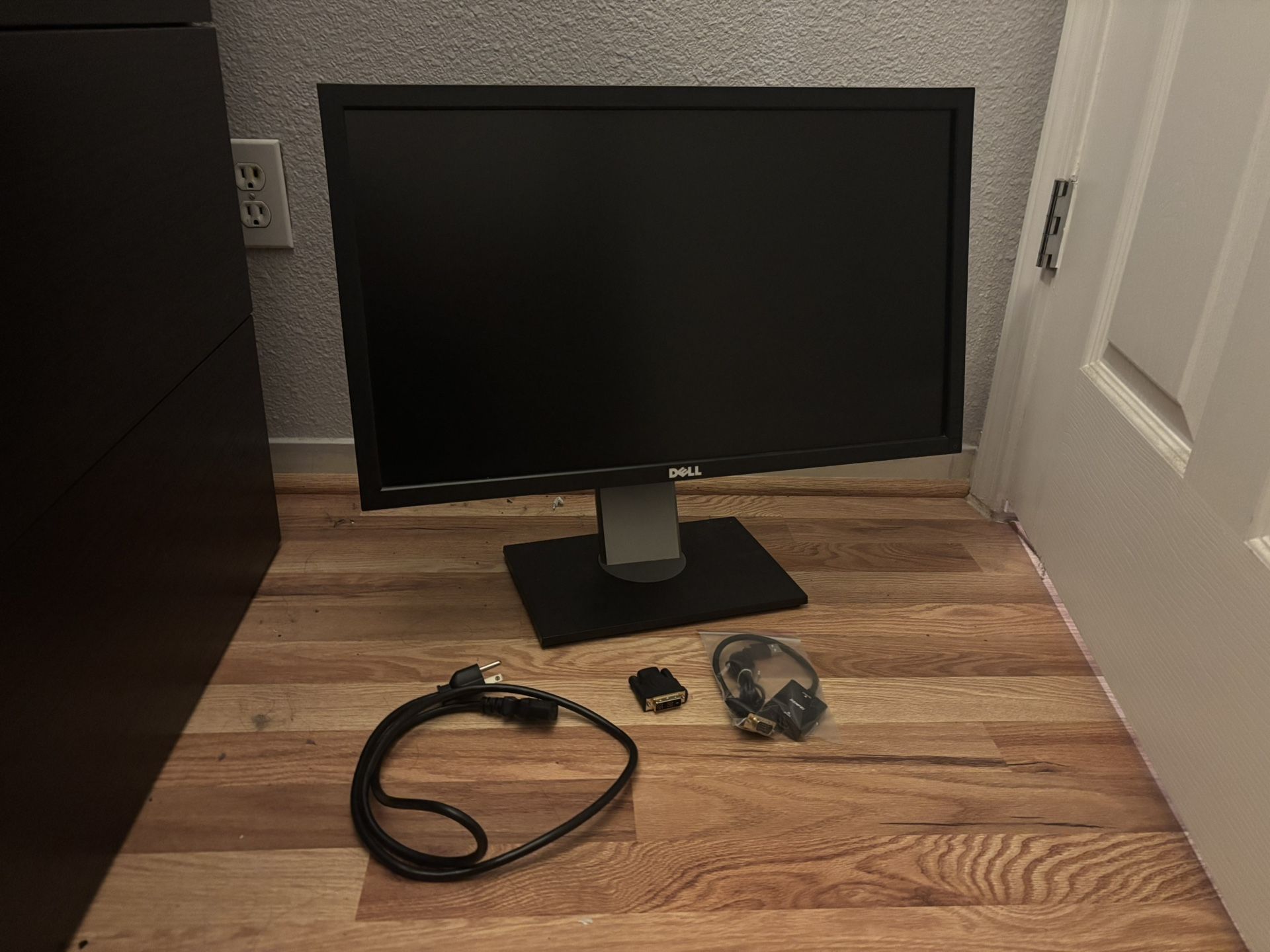 24 Inch Dell Monitor + Adapters