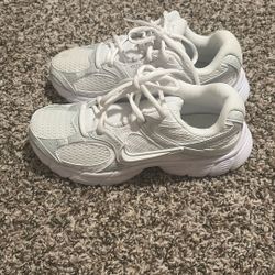 Woman’s Size 6 White Nike Shoes 