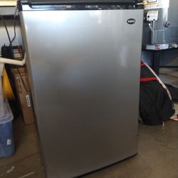 Sanyo Mini Fridge 