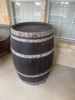 Whiskey barrel with spinning shelf