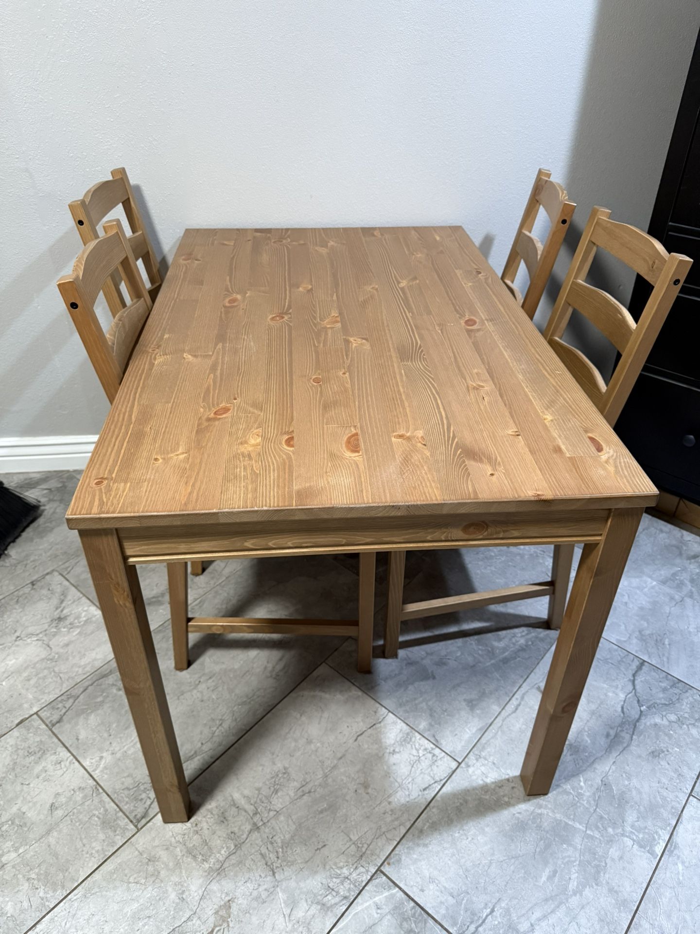 IKEA Dining Table With 4 Chairs 